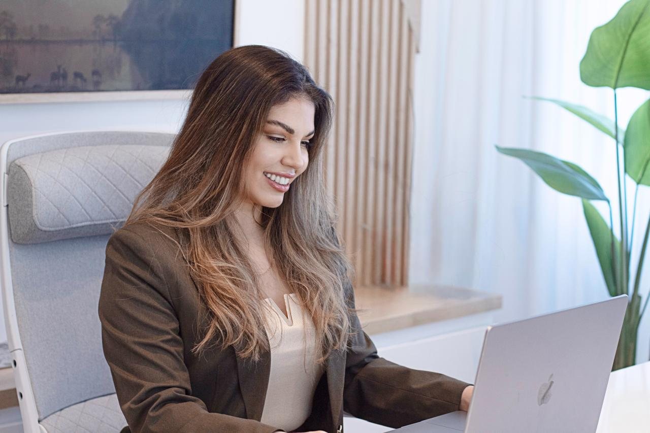 Vero Agüero trabajando en su computadora